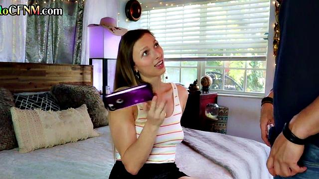 Озорная CFNM-шка заглатывает молодого и ловит порцию на себя