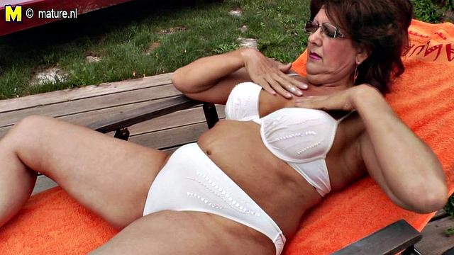 мамка с волосатой киской забыла зачем пришла в бассейн