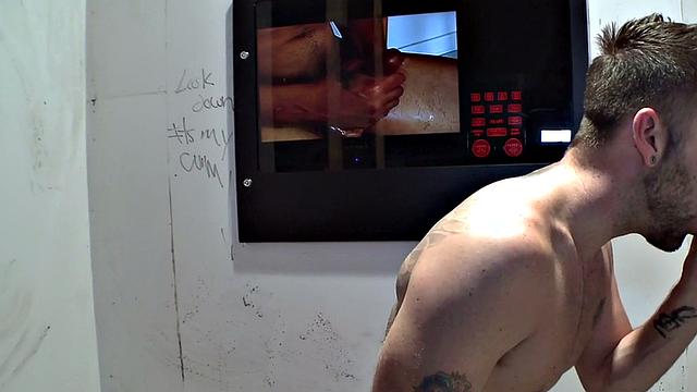 Naive str8 gets gloryhole BJ instead of female sucking