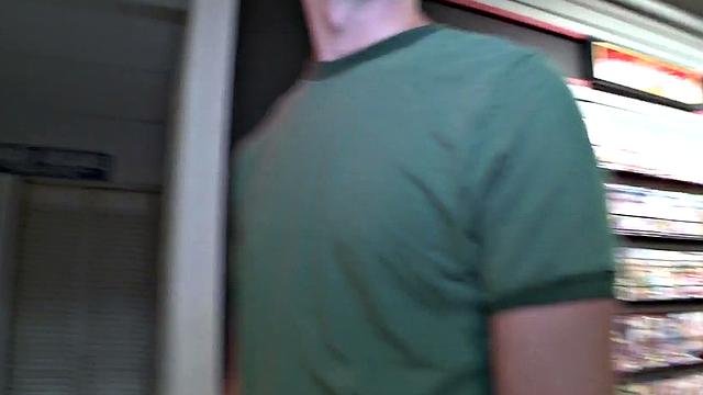 парень думал, что за стеной девушка, а отсосал ему мужик