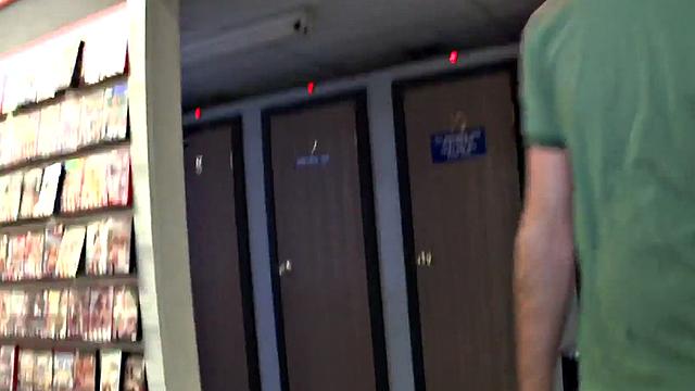 Naive str8 gets gloryhole BJ instead of female sucking