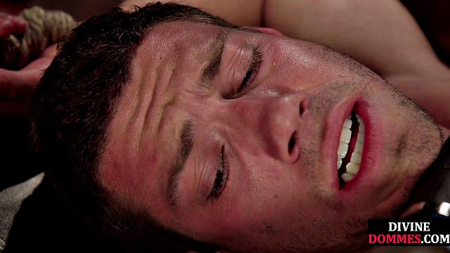 Девка в латексе не жалеет привязанного мужика - её ремень не прощает ошибок, а он уже не жалеет своей задницы.