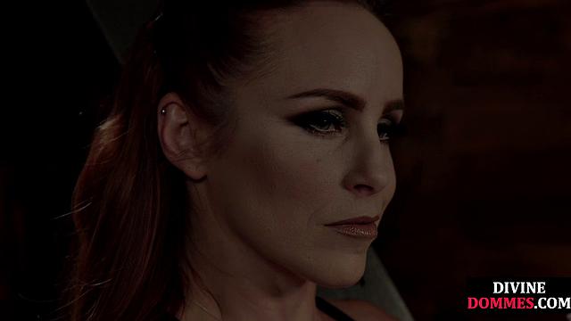 Девка в латексе не жалеет привязанного мужика - её ремень не прощает ошибок, а он уже не жалеет своей задницы.