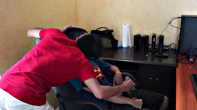 Asian skinny amateur bareback fucks his BF in bed