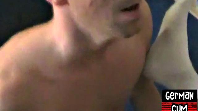 Немецкий парень получает жёстко в зад и ловит сперму на лицо