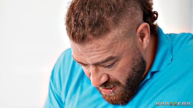 рыжая соседка ловко трахает парня подруги, пока та не видит