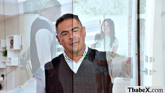 Транс-няня встречается с новым клиентом и получает по заднице