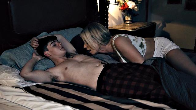 зрелая мачеха в очках не удержалась и отдалась пасынку