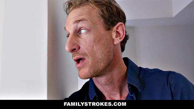 Элла Нокс заводит отчима и сводного брата прямо во дворе