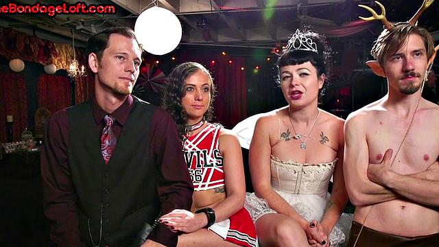 властная черная красавица раздвигает ноги и получает кунилингус на публике