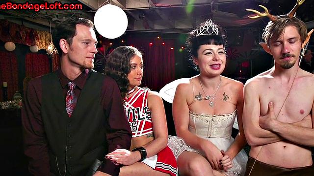 властная черная красавица раздвигает ноги и получает кунилингус на публике