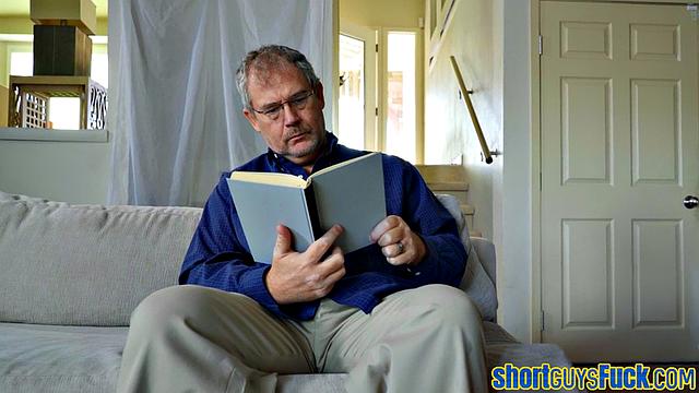 Short king gets cocksucked by stunning MILF