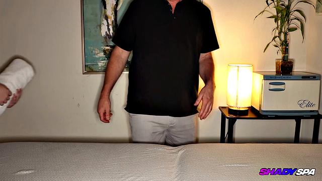 В тёмном спа Анни расслабляет мужчину и ловит горячий финал на лицо с улыбкой и иронией, как будто зашла просто чай попить.