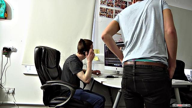Трахаю тугую попку редактора - Каспер Эллис и Джеймс Льюис