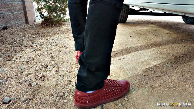 две лесбиянки-полицейские трахаются на дежурстве в фургоне