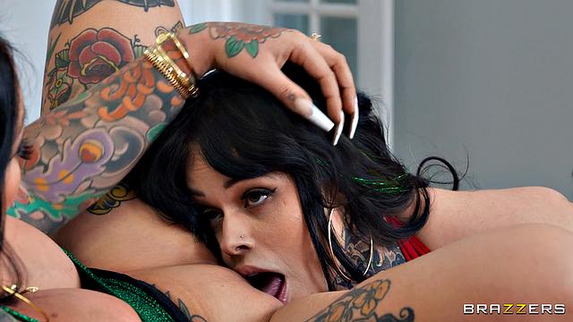 уволили на рождество - попала в свингерский тройничок