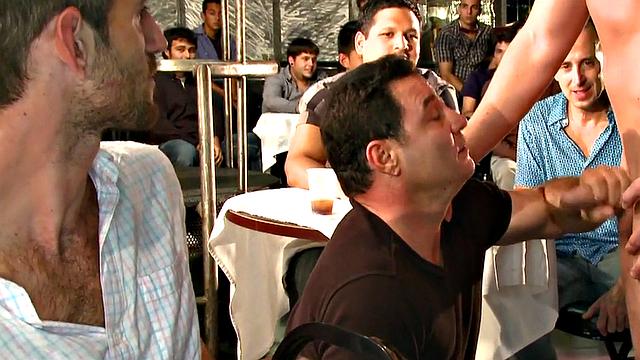 опытный папик жадно сосёт член на глазах у зала