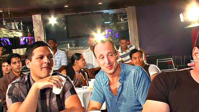 опытный папик жадно сосёт член на глазах у зала