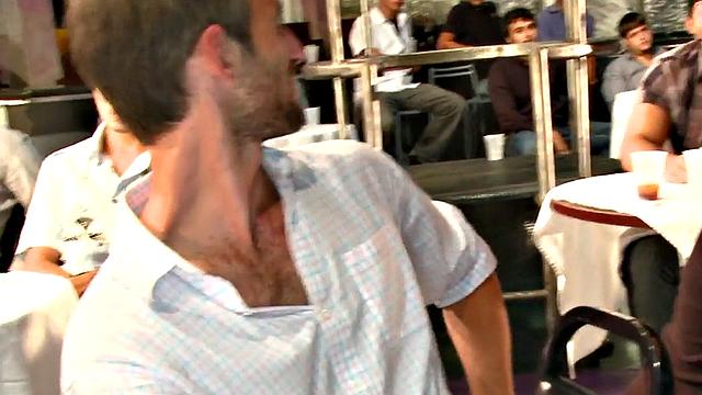 опытный папик жадно сосёт член на глазах у зала