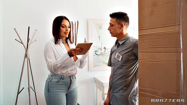 сочная милфа с большими сиськами открывает коробку и получает живой член