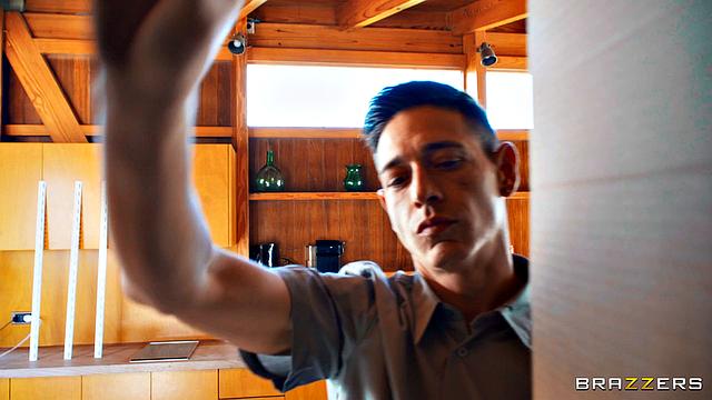 сочная милфа с большими сиськами открывает коробку и получает живой член