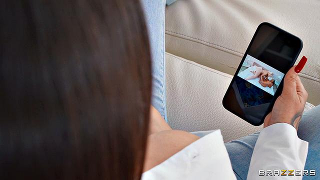 сочная милфа с большими сиськами открывает коробку и получает живой член