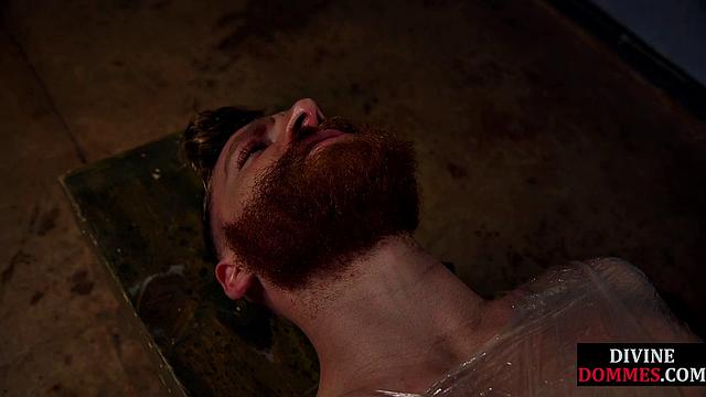 Зрелая госпожа с большими сиськами заставляет подчинённого вылизывать ноги до исступления.