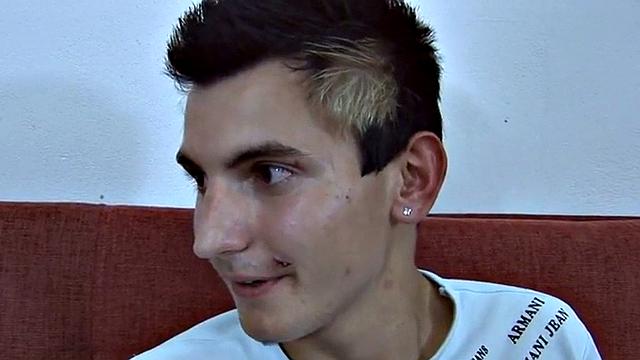 жесткие госпожи трахают неудачника страпоном, пока он дрочит