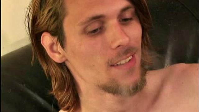 вильям с жадным взглядом дрочит и заливает ладонь спермой