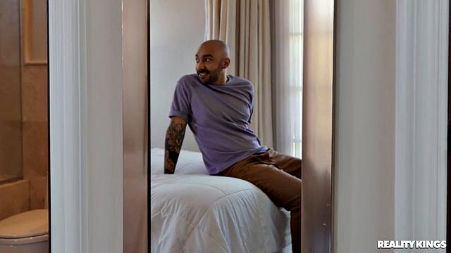 Лулу Чу раздевается для Оливера и получает жёсткий минет-тур по своей квартире от друга парня, пока boyfriend не видит.