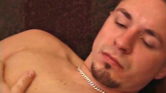 Фостер Бэйли дрочит свой твёрдый член и выливает всё до капли