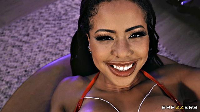 Кира Нуар жадно принимает в себя всё: страстный анальный и вагинальный секс с игрушками и кремпай от Кирана Ли.
