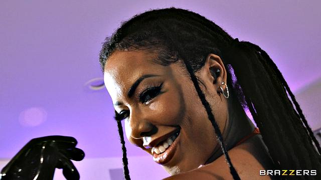 Кира Нуар жадно принимает в себя всё: страстный анальный и вагинальный секс с игрушками и кремпай от Кирана Ли.