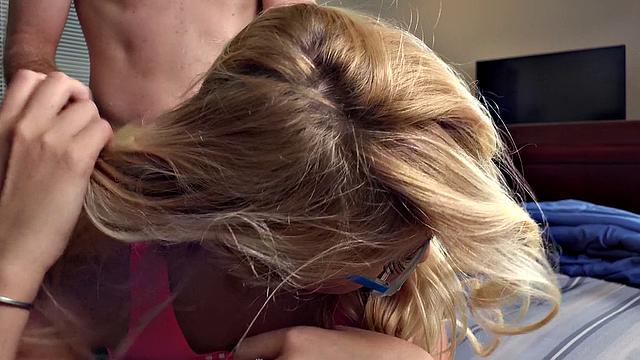 пышная блондинка трахается со сводным братом в догги и наезднице наоборот