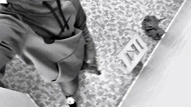 chris coleman дрочит черный хрен в грязном сортире