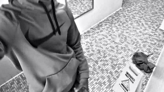 chris coleman дрочит черный хрен в грязном сортире