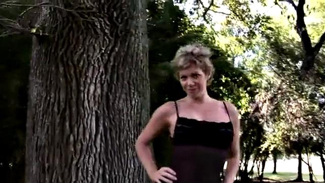 зрелая leila медленно раздевается на природе и дразнит объектив