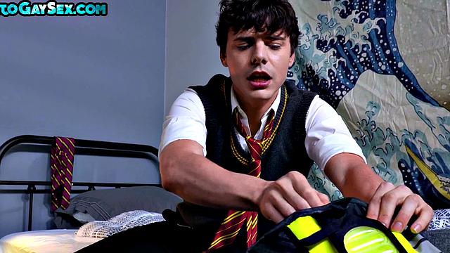 татуированный студент разрывается под натиском любовника до самого конца