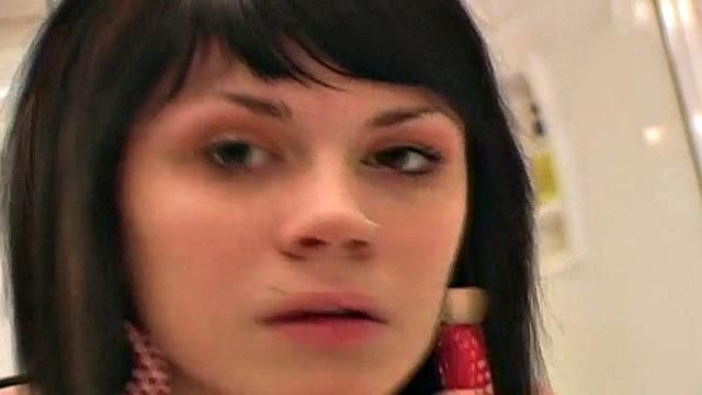 брюнетка рисует стрелки, а рука уже между ног