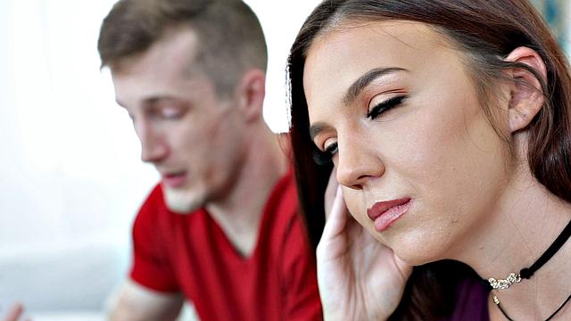 рыжая репетиторша катается на члене и ловит сперму на подбородок