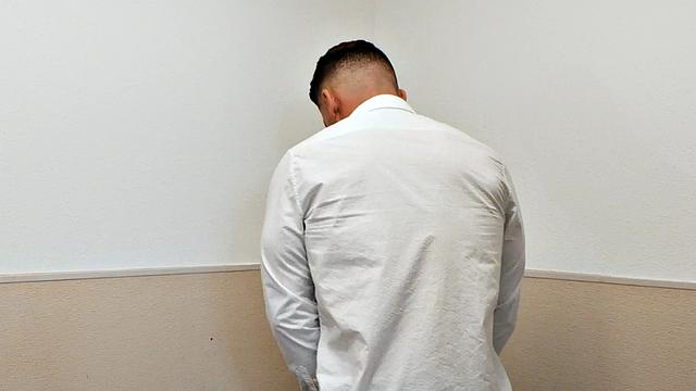 Татуированный качок жарит спортсмена прямо среди бумаг