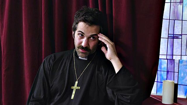 Священник не выдержал, когда увидел пробку в жопе