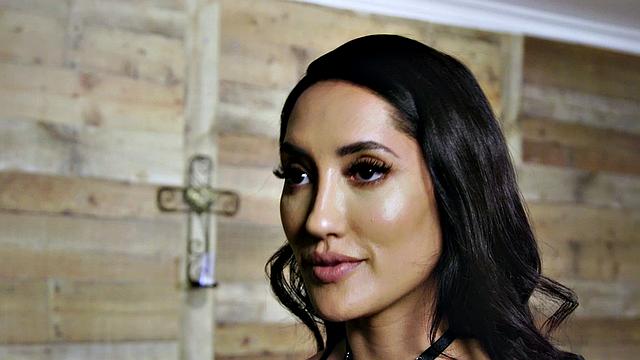 Священник не выдержал, когда увидел пробку в жопе