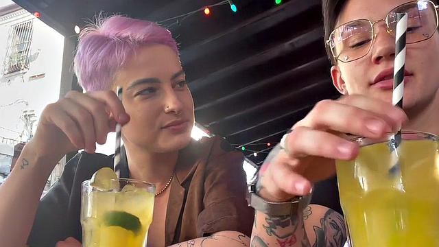 татуированная лесбиянка дома ласкает и лижет киску подруги