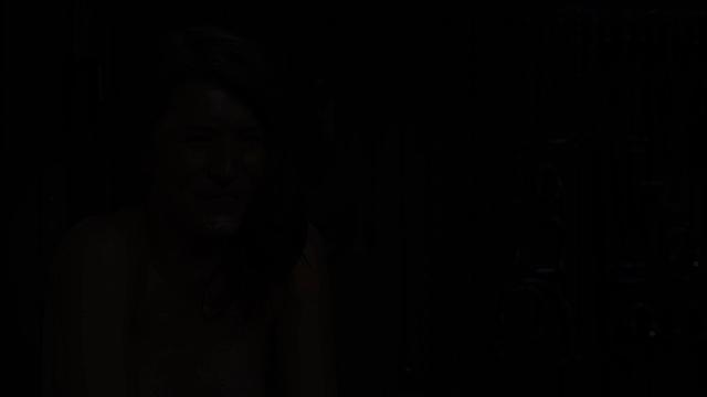 Мокрая транс-девка связана и грубо оттрахана в подземелье