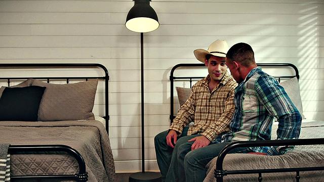 Эндрю Миллер соблазняет волосатого качка на тайном лагере