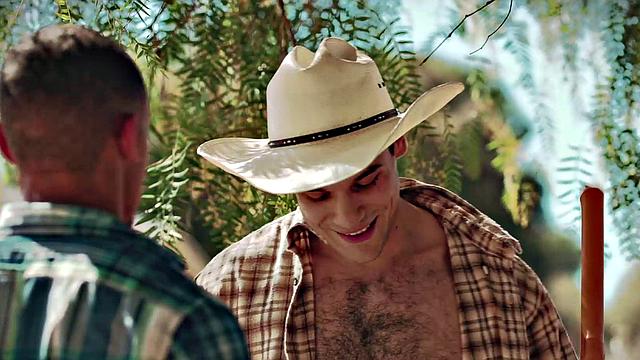 Эндрю Миллер соблазняет волосатого качка на тайном лагере