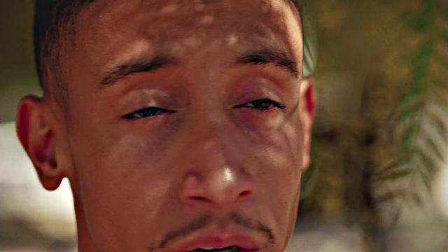 Эндрю Миллер соблазняет волосатого качка на тайном лагере