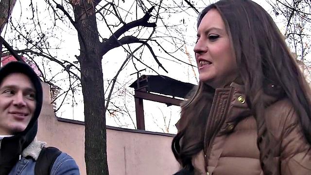 Девчонка оказалась между двух огней и оба лезут наперегонки