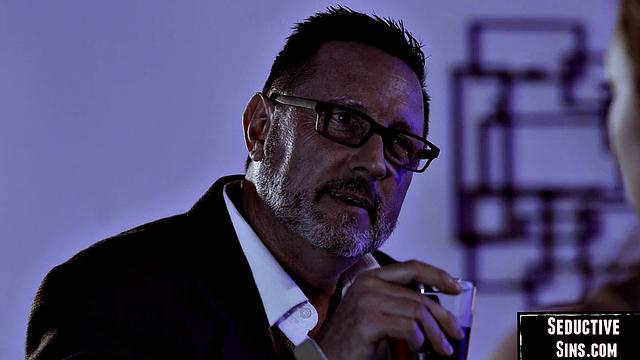 Офисная красотка с аппетитной жопой жёстко трахается с коллегой на работе.